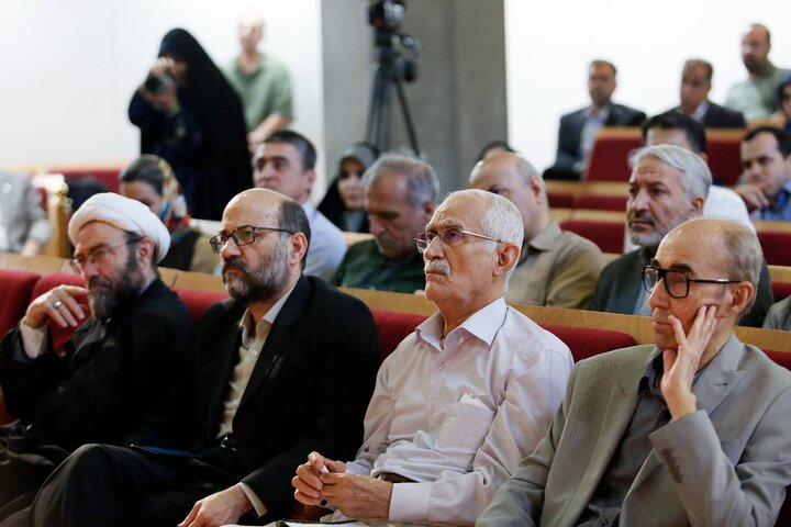 تصاویر/ رونمایی از قرآن زعفرانی کهن‌ترین نسخه کامل مورخ فارسی