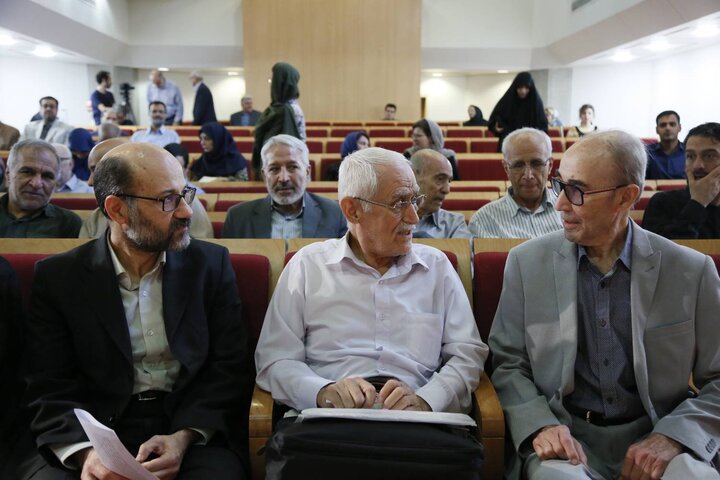 تصاویر/ رونمایی از قرآن زعفرانی کهن‌ترین نسخه کامل مورخ فارسی