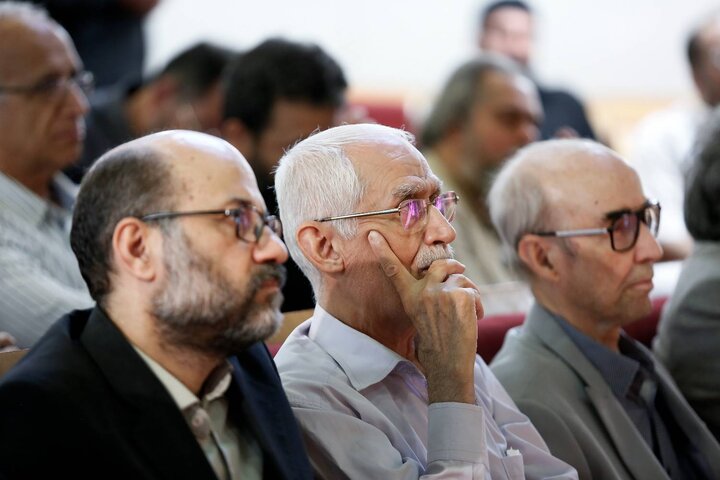 تصاویر/ رونمایی از قرآن زعفرانی کهن‌ترین نسخه کامل مورخ فارسی