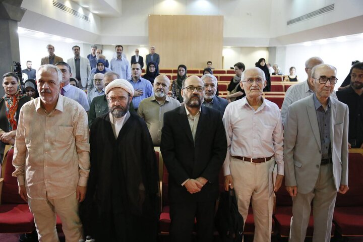 تصاویر/ رونمایی از قرآن زعفرانی کهن‌ترین نسخه کامل مورخ فارسی
