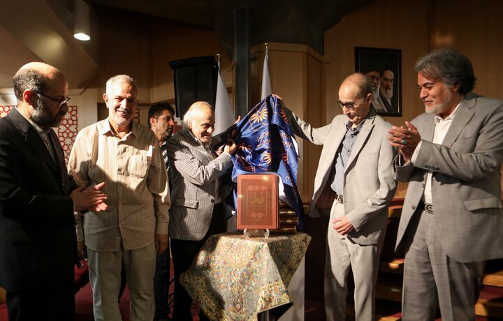 تصاویر/ رونمایی از قرآن زعفرانی کهن‌ترین نسخه کامل مورخ فارسی
