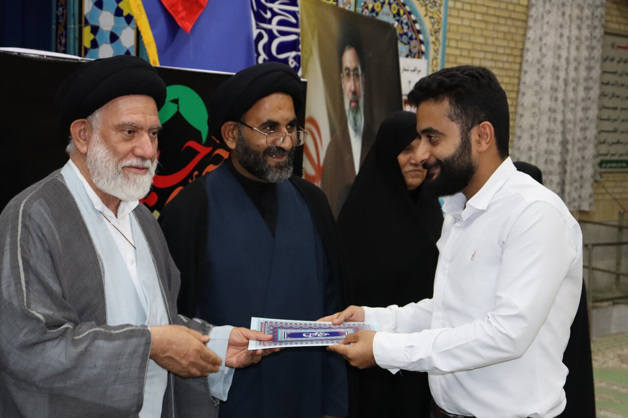 تصاویر/ تجلیل از اعضای ستاد نمازجمعه دیّر