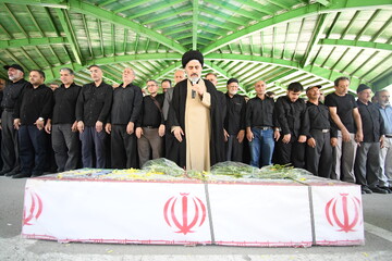 تصاویر/  اقامه نماز امام جمعه ارومیه بر پیکر  شهید "حامد دائی زاده"