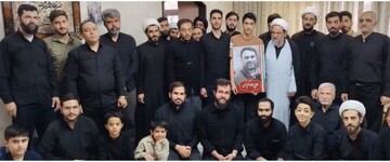 طلاب مدرسه علمیه دارالحکمه با خانواده شهید عباسی دیدار کردند