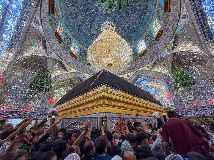 حضور پرشور زائران اربعین حسینی در حرم امیرالمؤمنین(ع)/ ایوان نجف عجب صفایی دارد