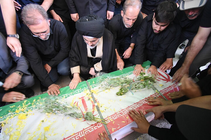 تصاویر/  اقامه نماز امام جمعه ارومیه بر پیکر  شهید "حامد دائی زاده"