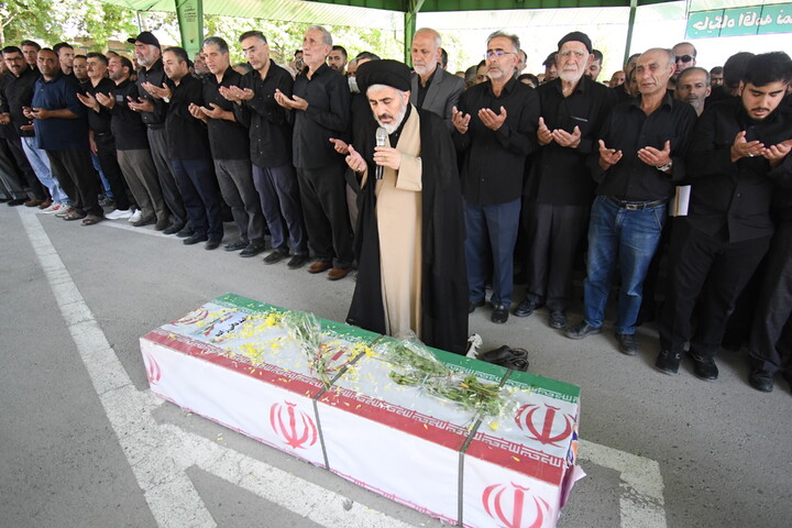 تصاویر/  اقامه نماز امام جمعه ارومیه بر پیکر  شهید "حامد دائی زاده"