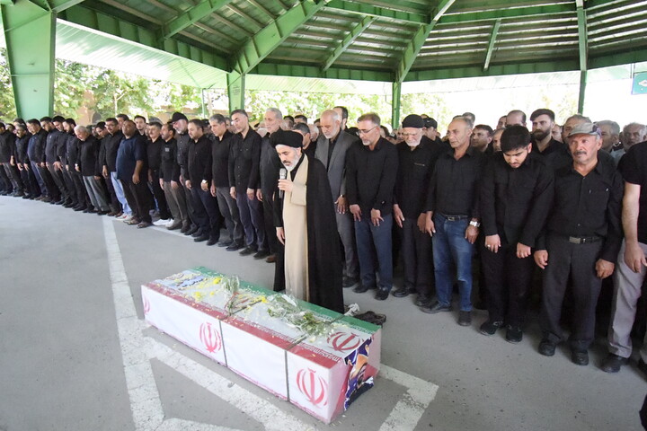 تصاویر/  اقامه نماز امام جمعه ارومیه بر پیکر  شهید "حامد دائی زاده"