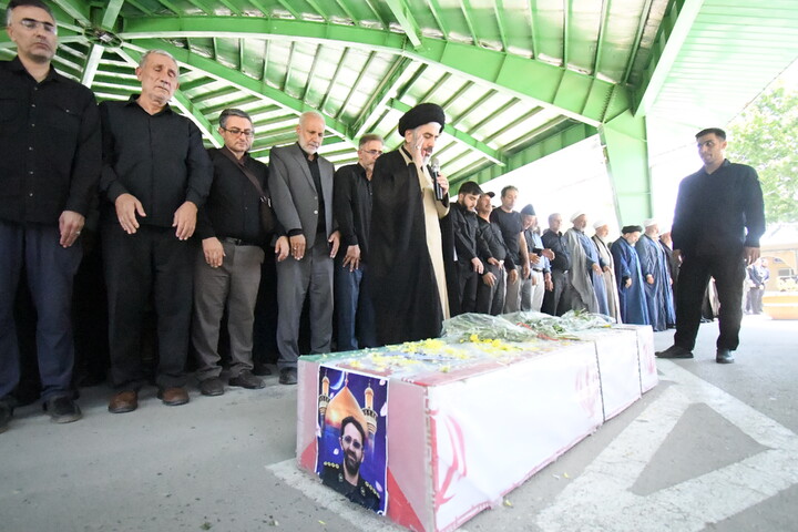 تصاویر/  اقامه نماز امام جمعه ارومیه بر پیکر  شهید "حامد دائی زاده"