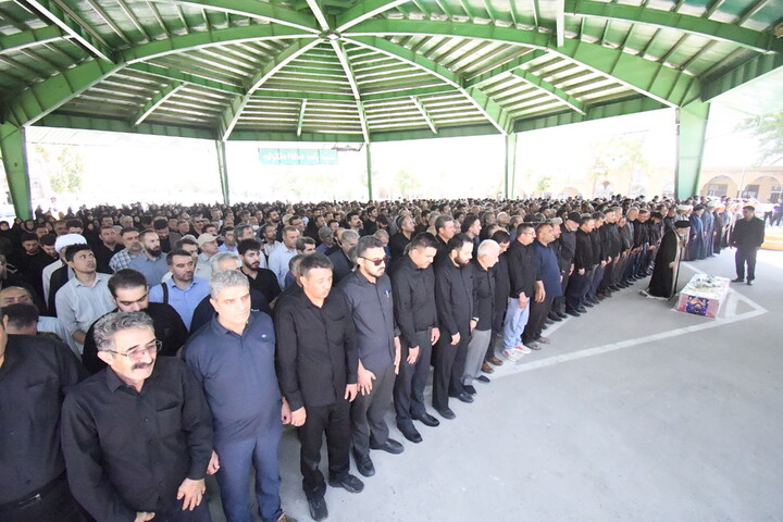 تصاویر/  اقامه نماز امام جمعه ارومیه بر پیکر  شهید "حامد دائی زاده"