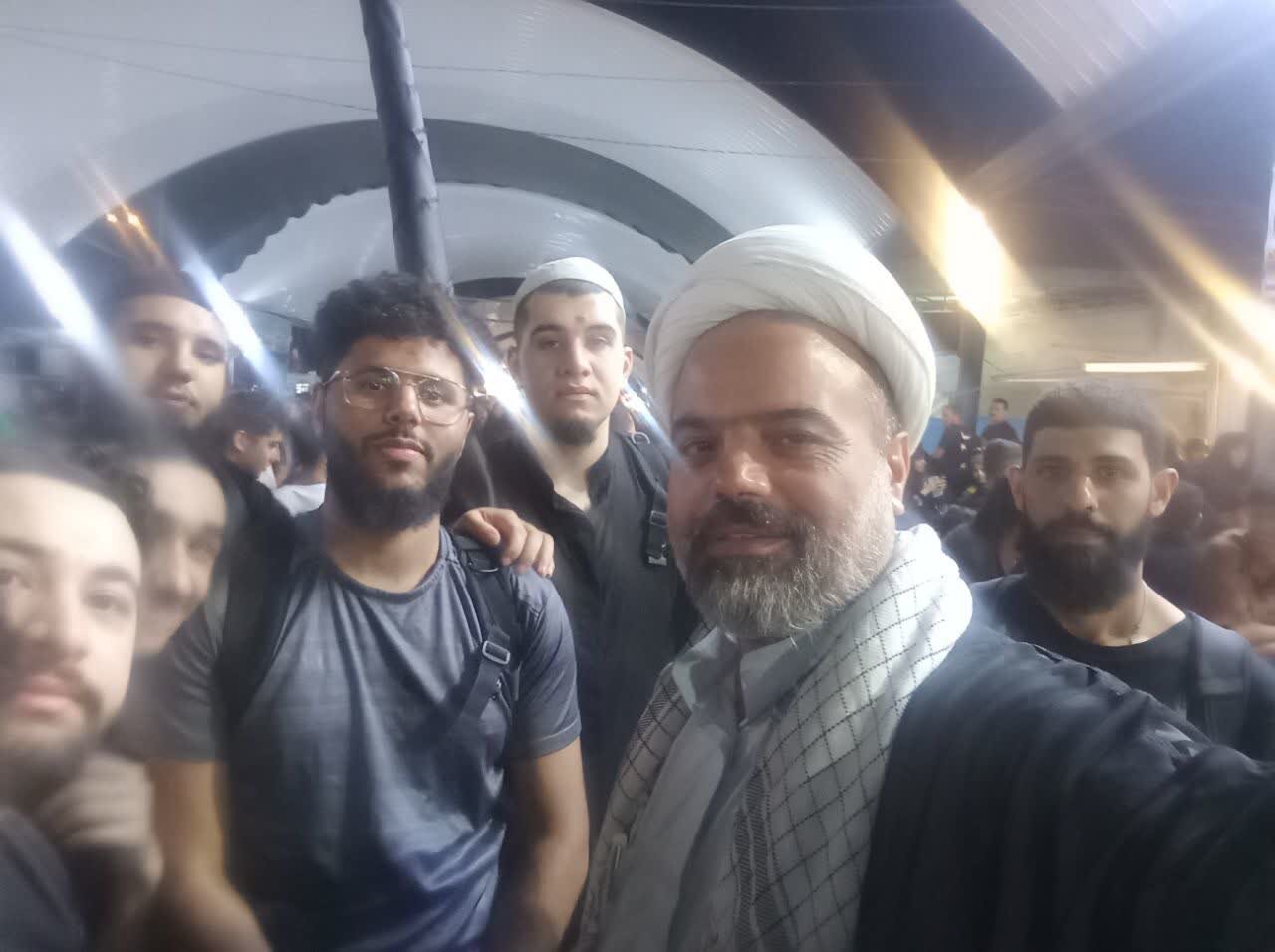 جوانان شیعه دانمارکی در کربلا/ حضور طلاب زبان‌دان در اربعین، کلید ارتباط با زائران بین‌المللی است