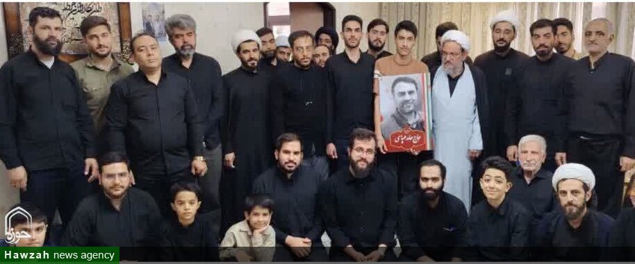 طلاب مدرسه علمیه دارالحکمه با خانواده شهید عباسی دیدار کردند