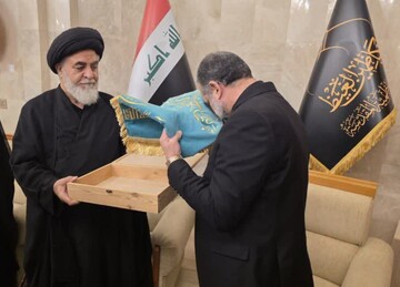 اهدای پرچم متبرک مسجد جمکران به تولیت آستان مقدس کاظمین