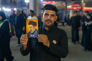 ابراز ارادت زائران و خادمان اربعین به رهبر معظم انقلاب + تصاویر