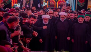 تصاویر/ اقامه نماز بر پیکر شهدای حشد الشعبی توسط نماینده آیت الله سیستانی در حرم امام حسین(ع)