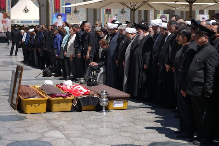 مراسم تشییع و اقامه نماز آیت الله علم الهدی بر پیکر حجج اسلام والمسلمین عبدالکریم عبداللهی نژاد و همسر مکرمه شان به همراه شیخ محمدرضا خلیلی یزدی و سید محمد نقیبی