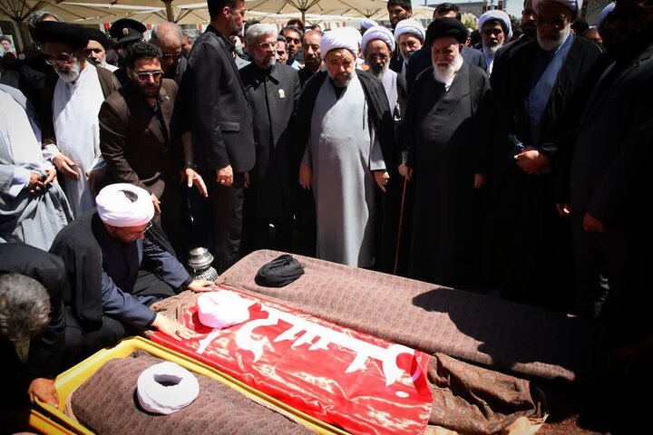 مراسم تشییع و اقامه نماز آیت الله علم الهدی بر پیکر حجج اسلام والمسلمین عبدالکریم عبداللهی نژاد و همسر مکرمه شان به همراه شیخ محمدرضا خلیلی یزدی و سید محمد نقیبی