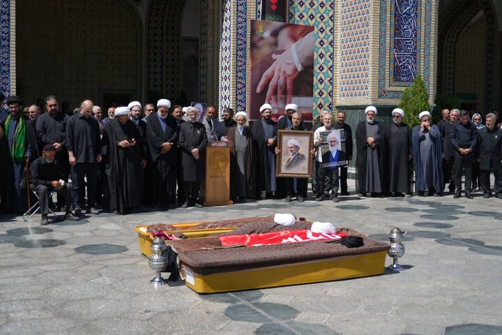 مراسم تشییع و اقامه نماز آیت الله علم الهدی بر پیکر حجج اسلام والمسلمین عبدالکریم عبداللهی نژاد و همسر مکرمه شان به همراه شیخ محمدرضا خلیلی یزدی و سید محمد نقیبی