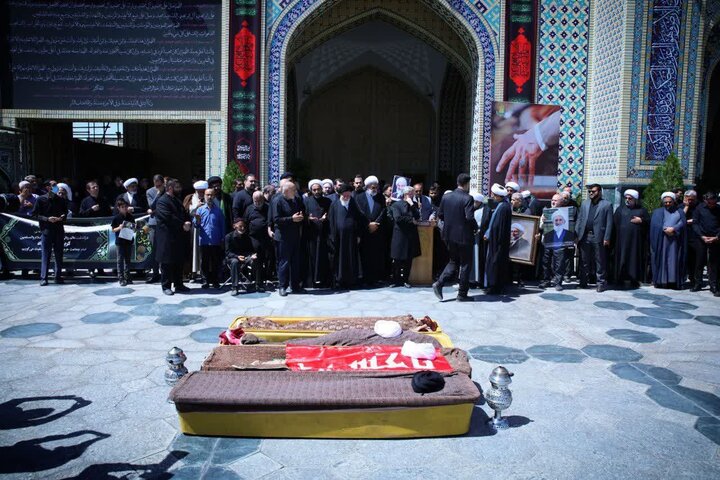 مراسم تشییع و اقامه نماز آیت الله علم الهدی بر پیکر حجج اسلام والمسلمین عبدالکریم عبداللهی نژاد و همسر مکرمه شان به همراه شیخ محمدرضا خلیلی یزدی و سید محمد نقیبی