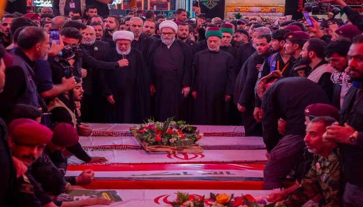 اقامه نماز بر پیکر شهدای حشد الشعبی توسط نماینده آیت الله سیستانی در حرم امام حسین(ع)