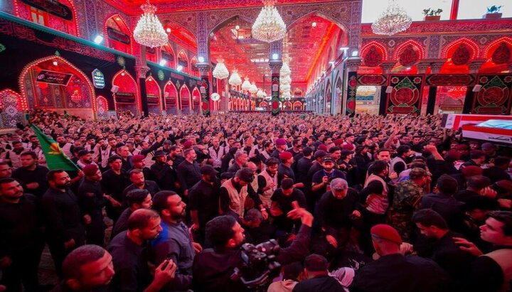 اقامه نماز بر پیکر شهدای حشد الشعبی توسط نماینده آیت الله سیستانی در حرم امام حسین(ع)