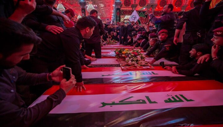اقامه نماز بر پیکر شهدای حشد الشعبی توسط نماینده آیت الله سیستانی در حرم امام حسین(ع)