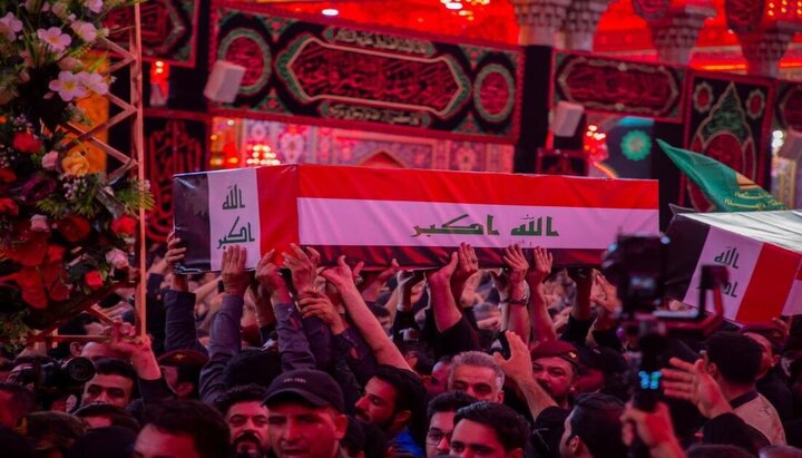 اقامه نماز بر پیکر شهدای حشد الشعبی توسط نماینده آیت الله سیستانی در حرم امام حسین(ع)
