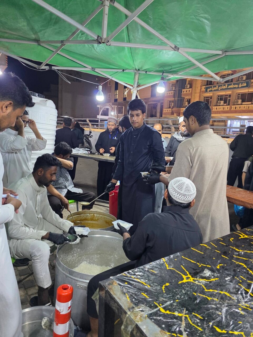 خدمت‌رسانی طلاب بنگلادشی به زائران اربعین در عراق