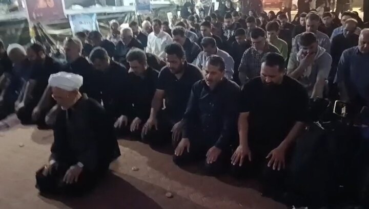 فیلم | اقامه نماز جماعت توسط زائران اربعین در مرز مهران