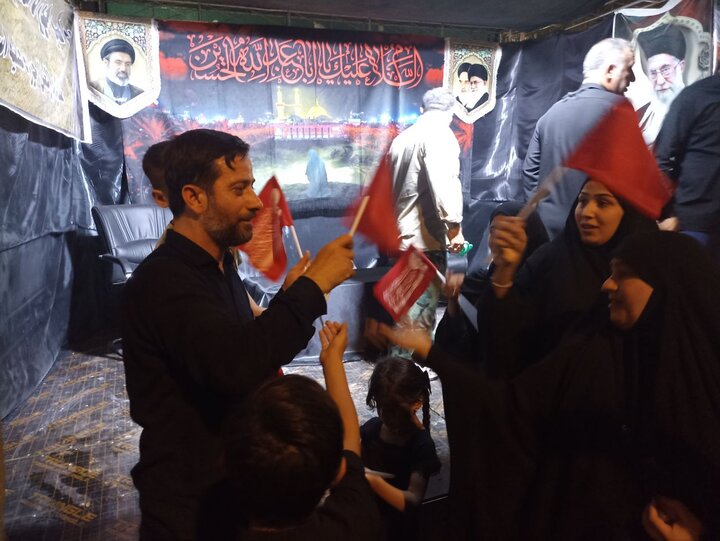 تصاویر / توزیع محصولات فرهنگی از سوی موکب بین‌المللی عبرات وابسته به معاونت بین‌الملل حوزه علمیه استان قزوین