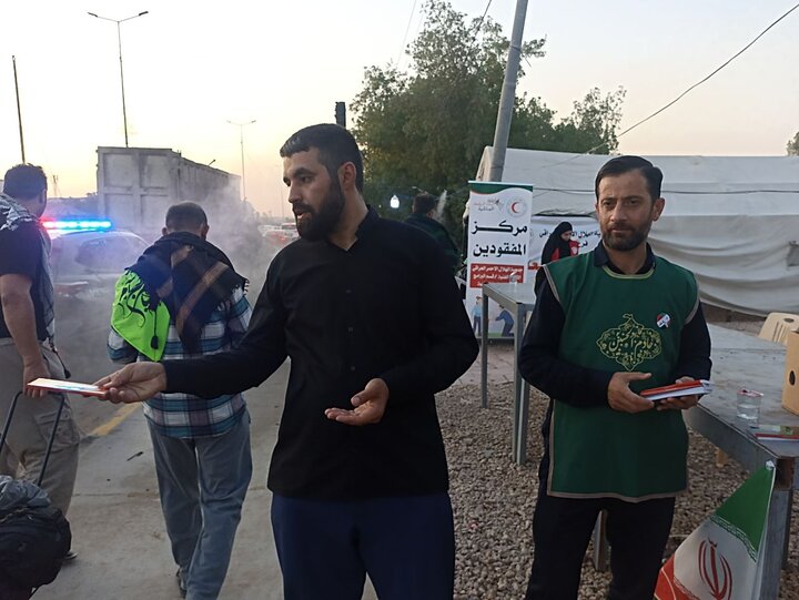 تصاویر / توزیع محصولات فرهنگی از سوی موکب بین‌المللی عبرات وابسته به معاونت بین‌الملل حوزه علمیه استان قزوین