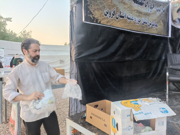 تصاویر / توزیع محصولات فرهنگی از سوی موکب بین‌المللی عبرات وابسته به معاونت بین‌الملل حوزه علمیه استان قزوین