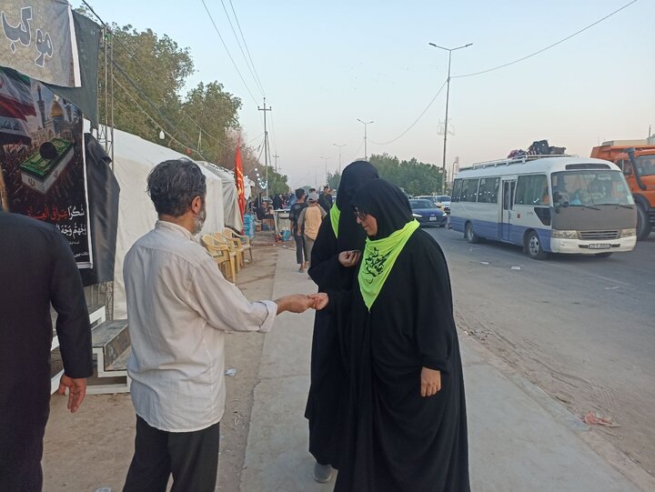 تصاویر / توزیع محصولات فرهنگی از سوی موکب بین‌المللی عبرات وابسته به معاونت بین‌الملل حوزه علمیه استان قزوین