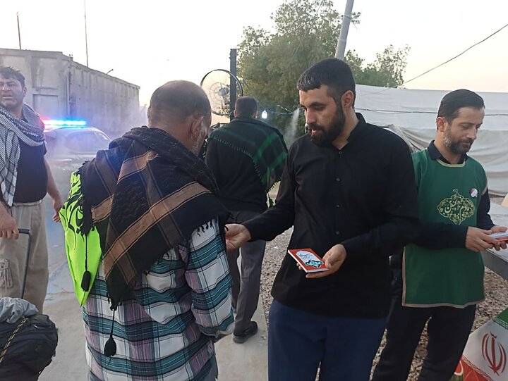 تصاویر / توزیع محصولات فرهنگی از سوی موکب بین‌المللی عبرات وابسته به معاونت بین‌الملل حوزه علمیه استان قزوین