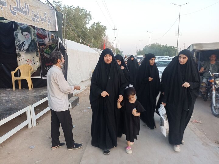 تصاویر / توزیع محصولات فرهنگی از سوی موکب بین‌المللی عبرات وابسته به معاونت بین‌الملل حوزه علمیه استان قزوین