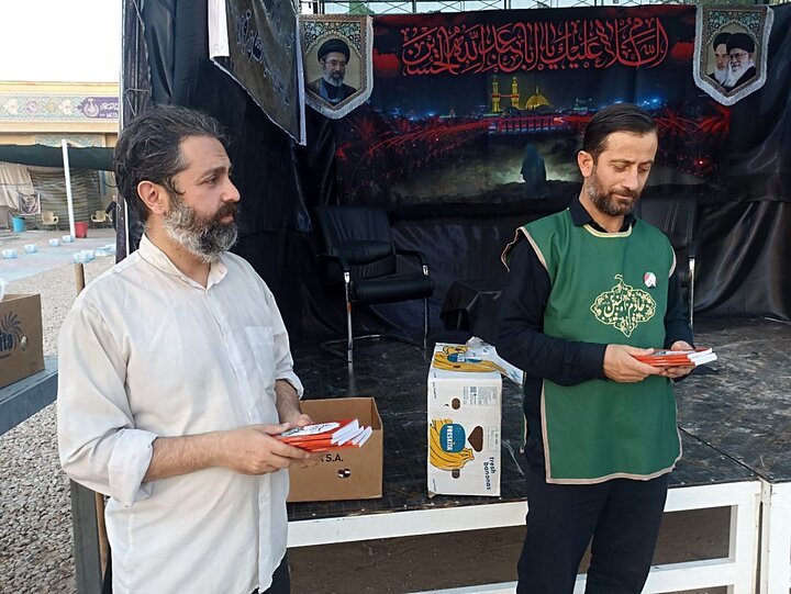 تصاویر / توزیع محصولات فرهنگی از سوی موکب بین‌المللی عبرات وابسته به معاونت بین‌الملل حوزه علمیه استان قزوین