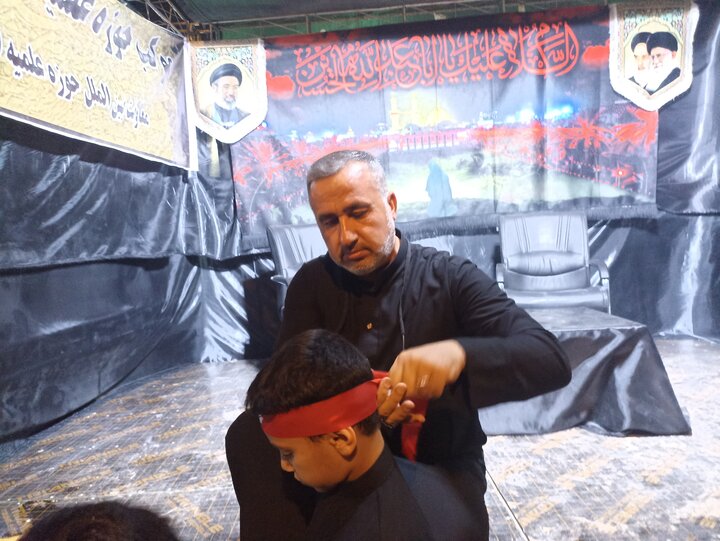 تصاویر / توزیع محصولات فرهنگی از سوی موکب بین‌المللی عبرات وابسته به معاونت بین‌الملل حوزه علمیه استان قزوین