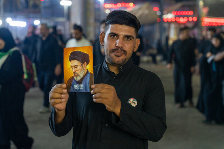 ابراز ارادت زائران و خادمان اربعین حسینی به سومین رهبر انقلاب