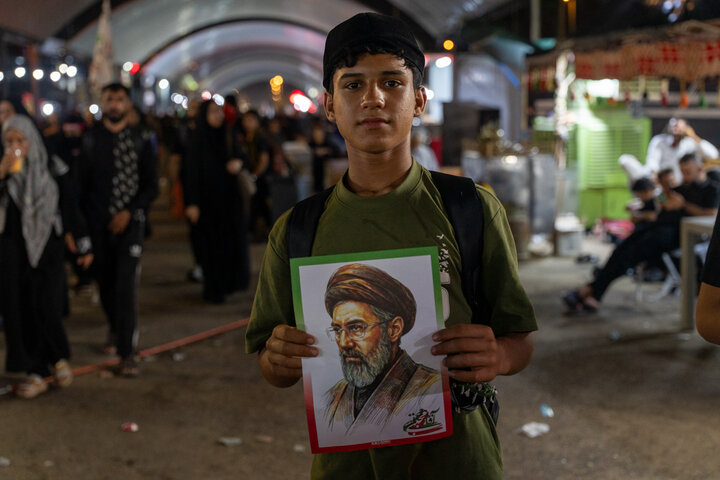 ابراز ارادت زائران و خادمان اربعین حسینی به سومین رهبر انقلاب