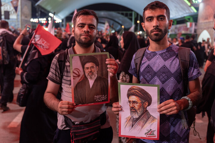 ابراز ارادت زائران و خادمان اربعین حسینی به سومین رهبر انقلاب