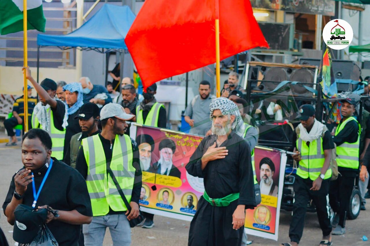تداوم پیادهروی اربعین شاگردان شیخ زکزاکی در عراق؛ ورود به دومین روز حرکت از نجف به کربلا