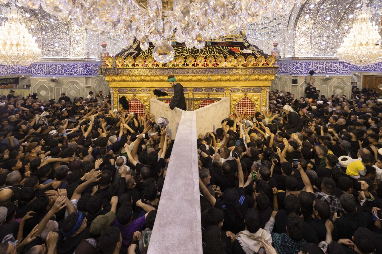 زائران اربعین شب جمعه را در حرم حضرت ابوالفضل العباس (علیهالسلام) احیا کردند + تصاویر زائران اربعین شب جمعه را در حرم حضرت ابوالفضل العباس (علیهالسلام) احیا کردند + تصاویر