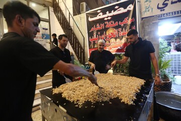 ۱۵ سال خدمت، موکبی از اهالی قطیف عربستان که ۶۰ هزار وعده غذایی به زائران در کربلا تقدیم می‌کند + تصاویر
