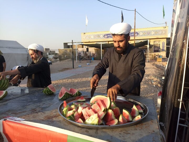 تصاویر /خدمت رسانی کادر حوزه علمیه استان قزوین در موکب حوزه علمیه قزوین عبرات در مسیر نجف به کربلا
