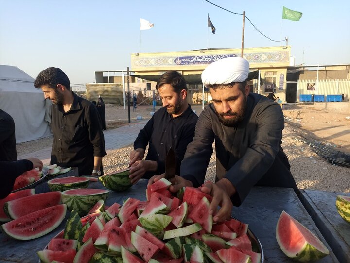 تصاویر /خدمت رسانی کادر حوزه علمیه استان قزوین در موکب حوزه علمیه قزوین عبرات در مسیر نجف به کربلا