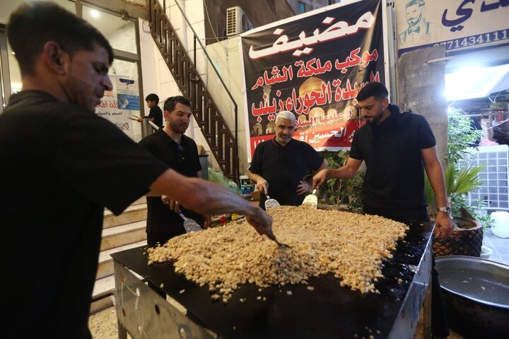 ۱۵ سال خدمت، موکبی از اهالی قطیف عربستان که ۶۰ هزار وعده غذایی به زائران در کربلا تقدیم می‌کند + تصاویر