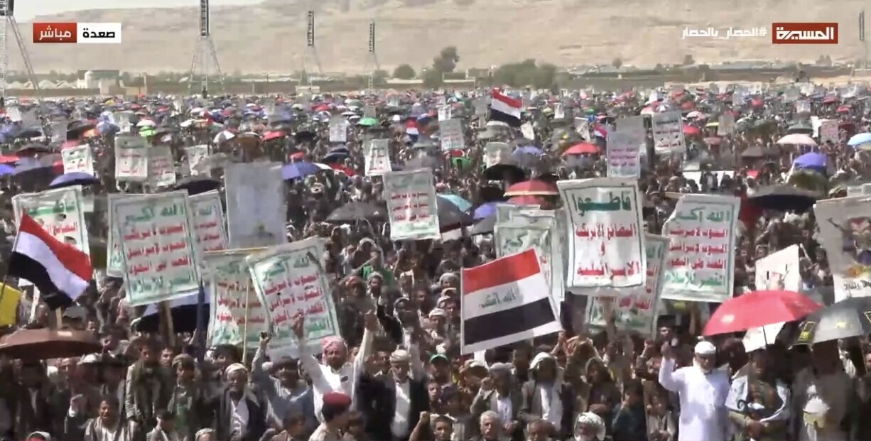 Saada en ébullition : un large rassemblement populaire donne mandat à Abdelmalek al-Houthi pour imposer l’équation « blocus contre blocus »