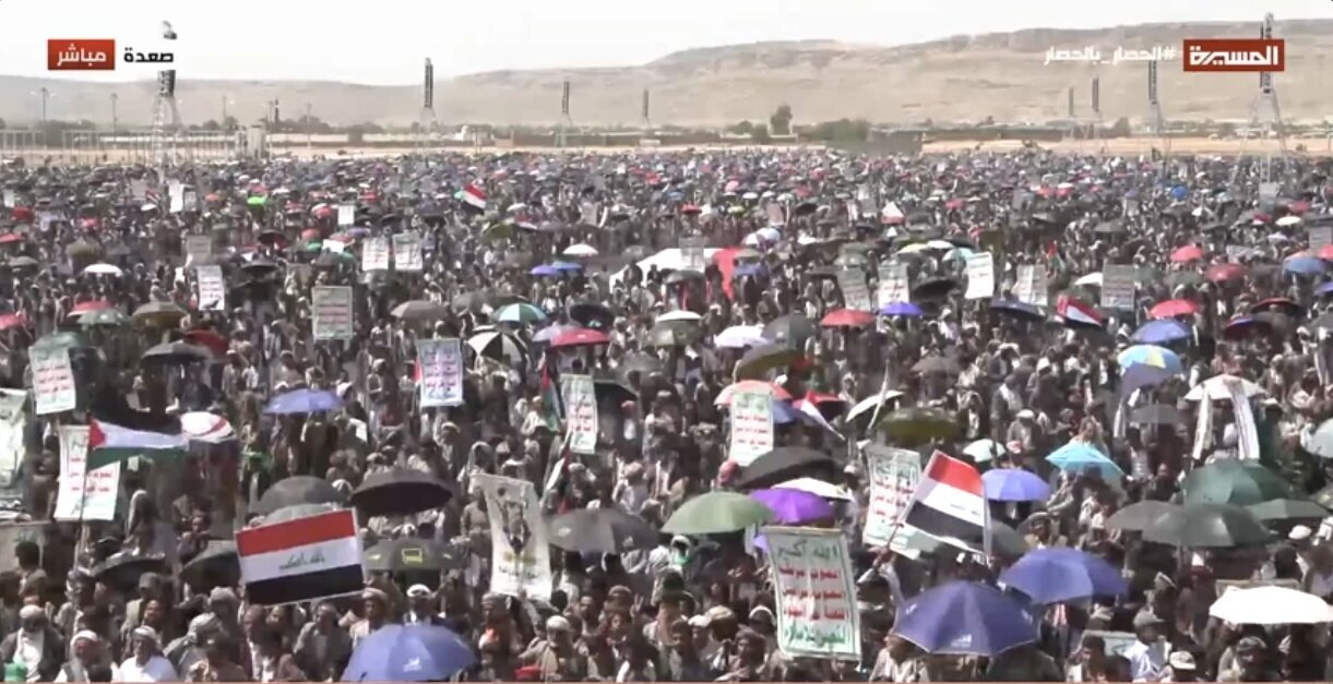 Saada en ébullition : un large rassemblement populaire donne mandat à Abdelmalek al-Houthi pour imposer l’équation « blocus contre blocus »