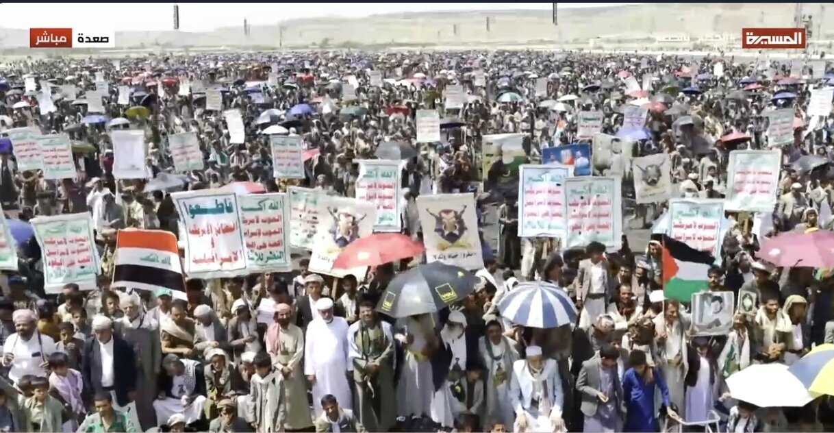Saada en ébullition : un large rassemblement populaire donne mandat à Abdelmalek al-Houthi pour imposer l’équation « blocus contre blocus »