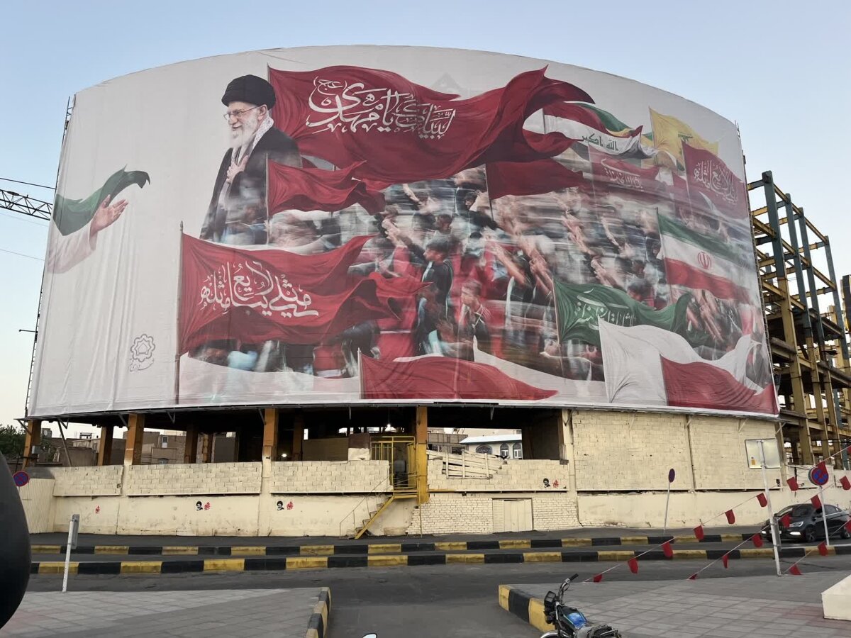 لبیک یا مهدی (عج) بر بلندای قم؛ رونمایی از طرح جدید دیوارنگاره بزرگ انقلاب